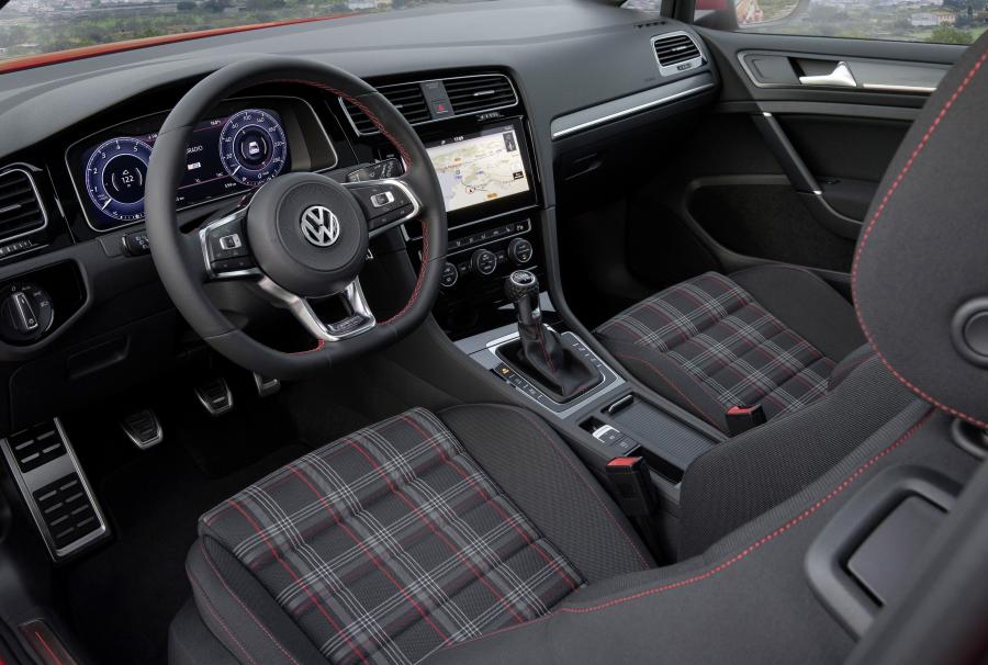 Интерьер Volkswagen Golf GTI 3-Door 2017 года  (UK) (фото 20 из 33)